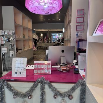 Blo Blow Dry Bar - Waiting area - Hair Stylists Near Me - Orlando, Florida Blo Blow Dry Bar - Waiting area - Hair Stylists Near Me - Orlando, Florida