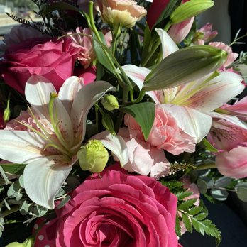 Gerryann's Flowers - Better lighting pink floral arrangement - Florists Near Me - Lake Elsinore, California