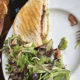 Chicken and Guacamole Sandwich with a Side Salad Chicken and Guacamole Sandwich with a Side Salad