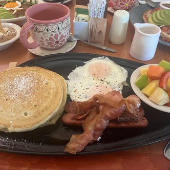 Café de Bucerías - El Rey with pancakes and adorable coffee cup - Breakfast & Brunch Near Me - Bucerías, NAY