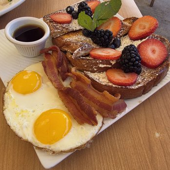 Vees Cafe - Paris French Toast - Breakfast & Brunch Near Me - Los Angeles, California Vees Cafe - Paris French Toast - Breakfast & Brunch Near Me - Los Angeles, California