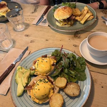 Citizen Café - Bacon Benedict and home burger - Breakfast & Brunch Near Me - Barcelona, B Citizen Café - Bacon Benedict and home burger - Breakfast & Brunch Near Me - Barcelona, B