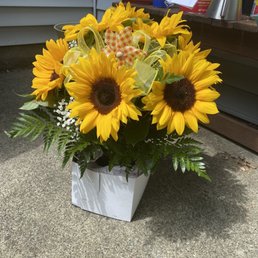 Highly recommend this florist. Beautiful birthday basket of sunshine. Would not hesitate to recommend or use again