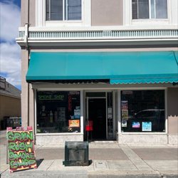 Green Rush Smoke & Vape Shop - Front of store
