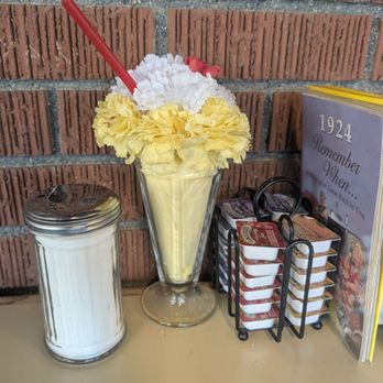 Peggy Sue's 50's Diner - Imaginative decor at Peggy Sue's Diner - Pizza Near Me - Yermo, California Peggy Sue's 50's Diner - Imaginative decor at Peggy Sue's Diner - Pizza Near Me - Yermo, California