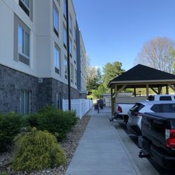 Hampton Inn Abingdon - Shaded on the back side.