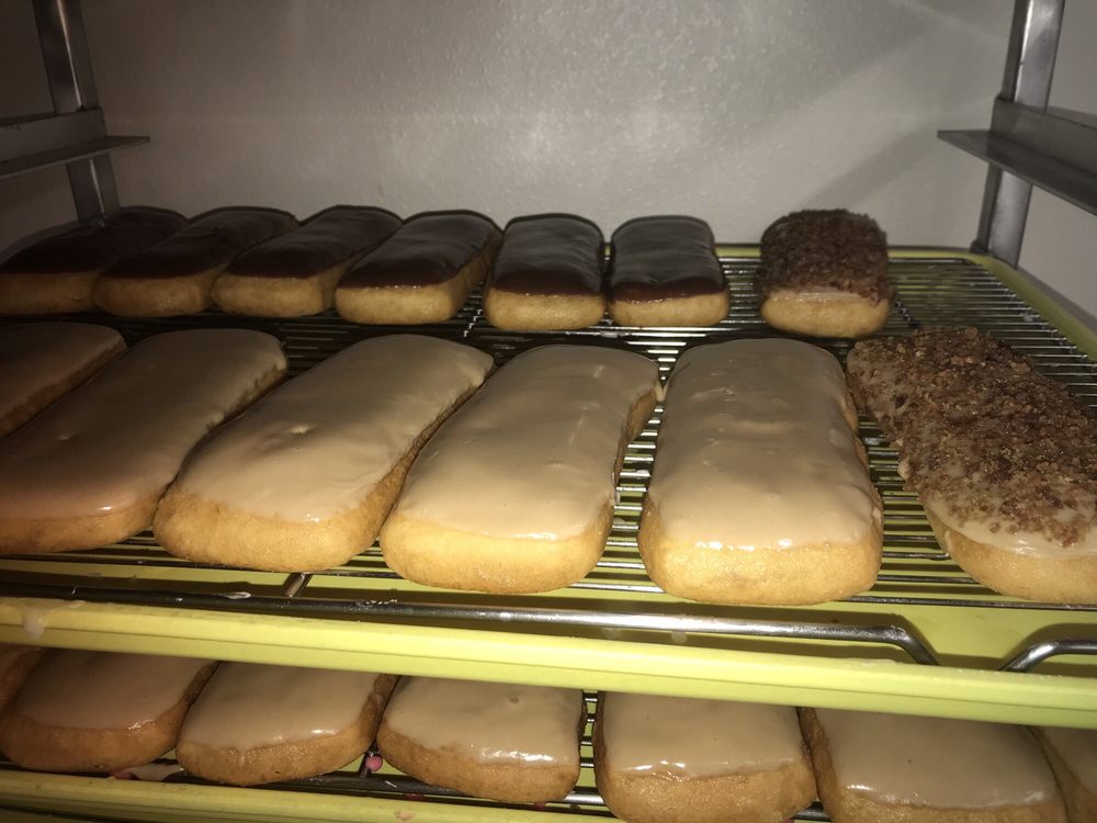 Poppys Daylight Donuts Logo
