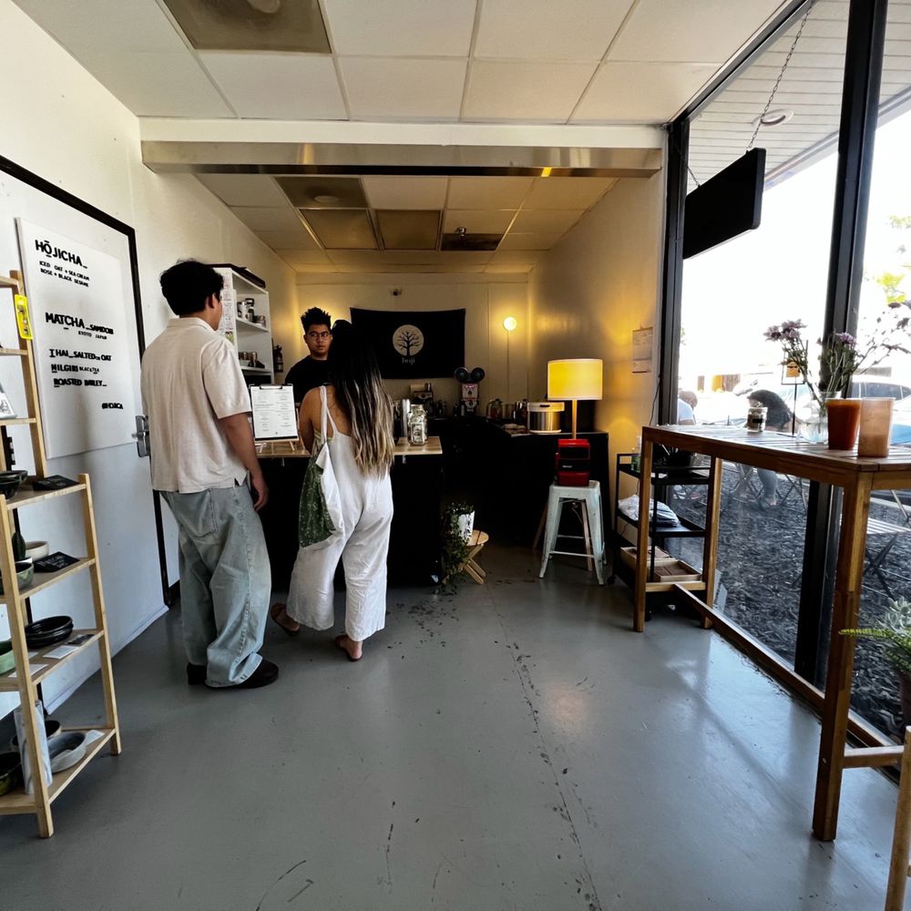 Hoji - a group of people standing in a room - Bubble Tea Near Me - Redlands, California Hoji - a group of people standing in a room - Bubble Tea Near Me - Redlands, California