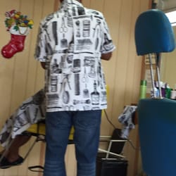 Barberia Salon Xilef - Barber's "work outfit" is quite sharp.