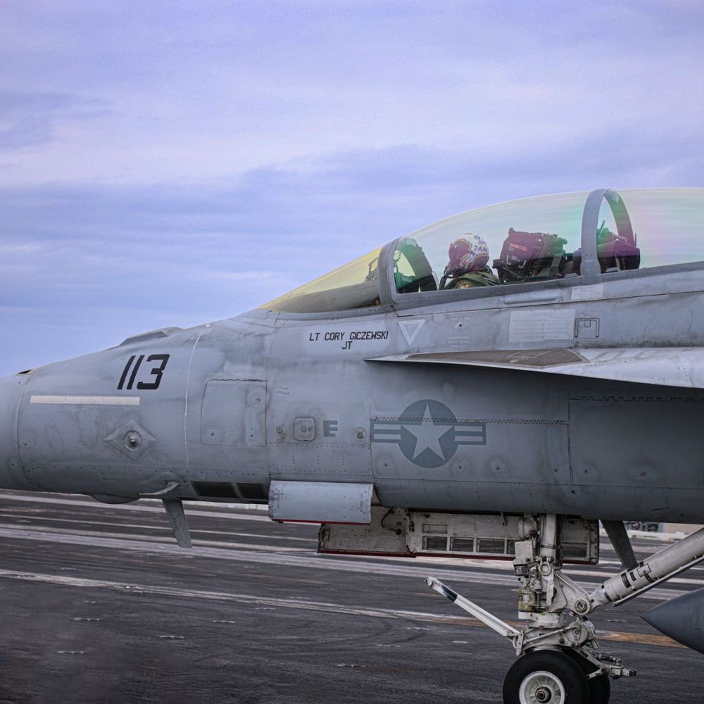 MattFinish Photography - Pilot landing a jet during the air show - Session Photography Near Me MattFinish Photography - Pilot landing a jet during the air show - Session Photography Near Me
