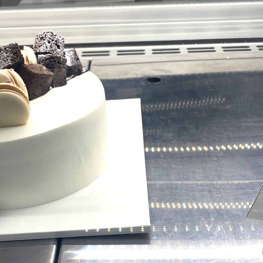 L'AMI Bakery & Cafe - Macaron brownie cake - Bakeries Near Me - Jericho, New York