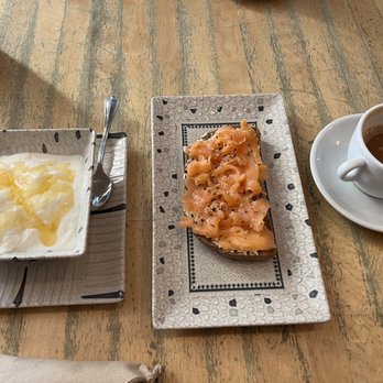 Kaldi cafe - Yogurt, toast w cream cheese and salmon - Cafeteria Near Me - Madrid, M