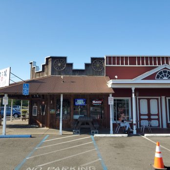 M & M Ranch House - Outdoor dining - American Near Me - Red Bluff, California
