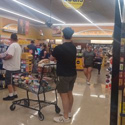 Vons - And MORE people waiting!