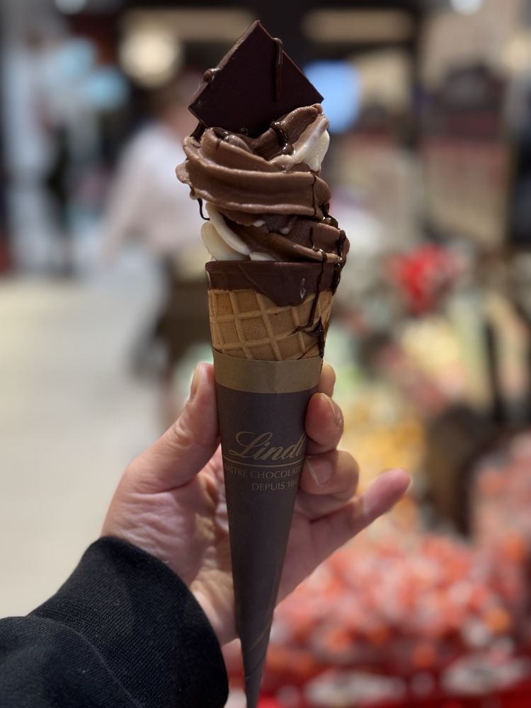 Lindt Chocolate Shop Logo