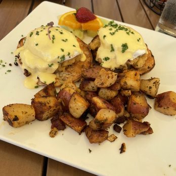 Belle's - Crab Cake Benedict - Cafes Near Me - Newport, Rhode Island