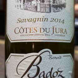 Cafe du Centre - Le Cotes du Jura blanc en Savagnin, excellent, servi au Café du Centre à Poligny (39).
