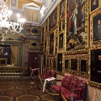 Micaela Lucini Private Tour Guide - Lots of art in the palace - Art Tours Near Me