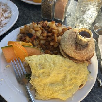 Summerland Beach Cafe - Spinach, mushroom, Swiss omelet, English muffin with apple butter, potatoes - American Near Me - Summerland, California