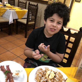 La Chata - Belgium waffle w/ Ice cream & a side of bacon - Mexican Near Me - Guadalajara, JAL