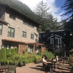 Jorgenson House Luxury Bed & Breakfast - Courtyard on a sunny day.