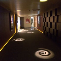 Cinepolis - Pasillos con luces en el piso de gato