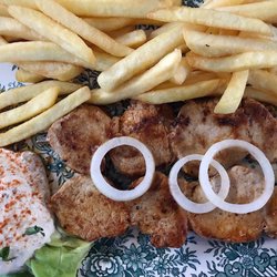 Korfu - Spieß "Korfu" mit Satzik und Pommes.
