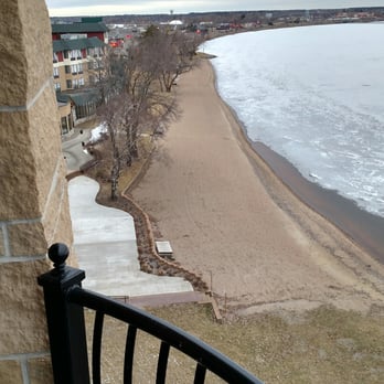 DoubleTree by Hilton Hotel Bemidji - The beach - Hotels Near Me - Bemidji, Minnesota