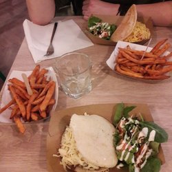 Guamá Arepa Café - Arepa boeuf et avocat avec frites de patate douce