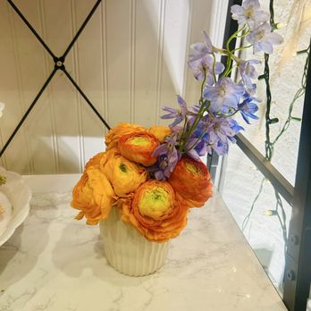 Juniper Flowers - I LOVE her flower arrangements! - Florists Near Me - Seattle, Washington