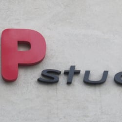 Vip Studio Urody - Logo na ścianie budynku