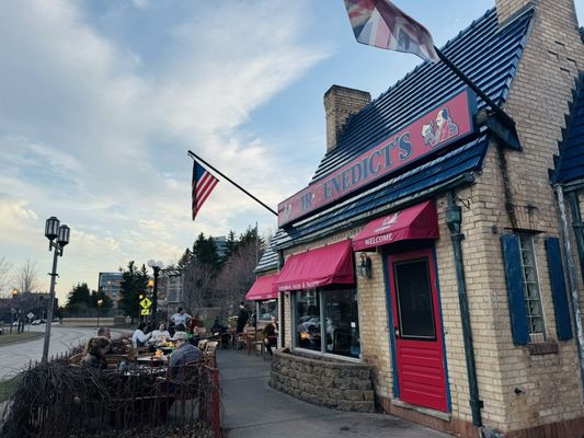 Sir Benedicts Tavern on the Lake by null