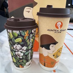 White Champaca Oolong Tea Latte - 30% sweet with brown sugar & crystal bobas. White Champaca Oolong Tea Latte - 30% sweet with brown sugar & crystal bobas.