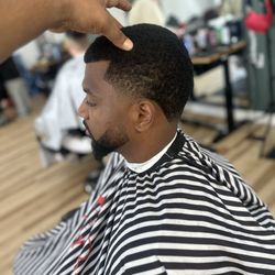 D’s Barbershop & Lounge