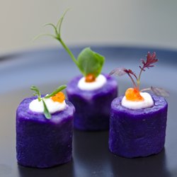 Artfood Traiteur - Zakouski - Crème de caviar sur pomme de terre vitelotte