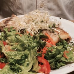 Corvina con ensalada de brotes