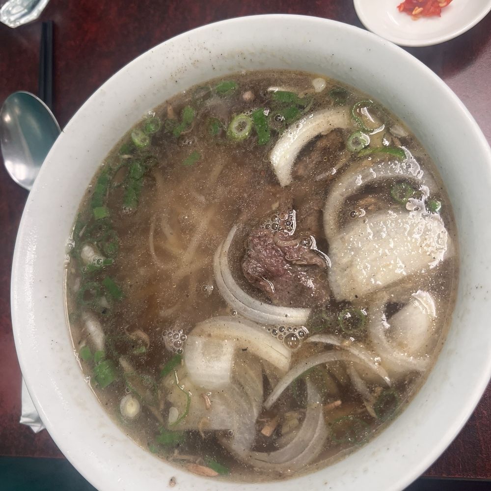 Fisherman's Plate - Lemongrass and ginger sautéed lamb with thick rice noodle - Vietnamese Near Me - Wellington, WGN