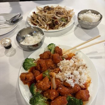 Uncle Wangs Allley - Mongolian Beef, CS4. General Tso's Chicken 佐宗鸡 - Chinese Near Me - Bloomington, Indiana