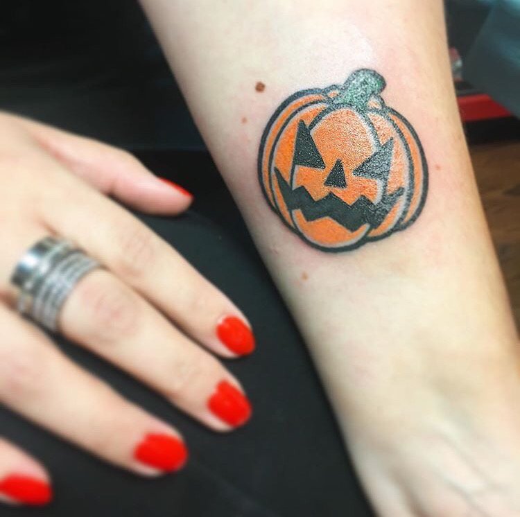 252 Tattoo Logo