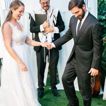 Rabbi Jonathan Klein - Breaking the glass - Officiants Near Me Rabbi Jonathan Klein - Breaking the glass - Officiants Near Me