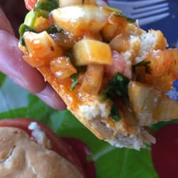 Emporio Entre Todos - Empanada de mariscos y salsa