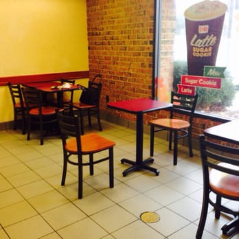 Baskin-Robbins - tables and chairs in a restaurant - Ice Cream & Frozen Yogurt Near Me - Woodbridge, Virginia