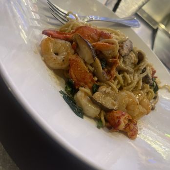 Yard House - Lobster Garlic Noodles - New American Near Me - Wayne, New Jersey