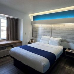 Microtel Inn & Suites by Wyndham Tomah - Guest room
