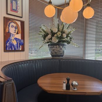 Hudson House - Spacious booths with beautiful flower vases - Seafood Near Me - Houston, Texas Hudson House - Spacious booths with beautiful flower vases - Seafood Near Me - Houston, Texas