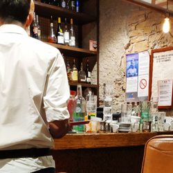 Le Viktor - Le bar... Et la vaisselle salle qui s'accumule.