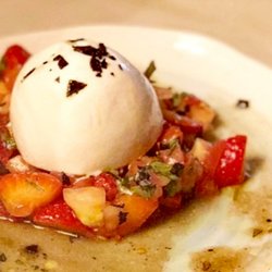 Pikislabis - Burrata sobre pisto de verduras. Una tapa magnífica