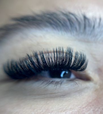 Lash and Makeup Transformations - Natural yet enhanced look: Medium volume lash sets provide a balance between a natural appearance and added volume, making them suitable for everyday wear while still offering a noticeable enhancement to the eyes.