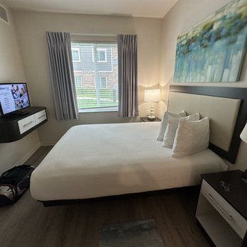 WaterWalk Charlotte Arrowood - A bedroom - Hotels Near Me - Charlotte, North Carolina WaterWalk Charlotte Arrowood - A bedroom - Hotels Near Me - Charlotte, North Carolina