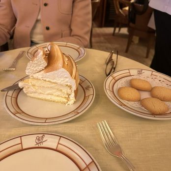 Harry Cipriani - Classic meringue cake - Italian Near Me - New York, New York Harry Cipriani - Classic meringue cake - Italian Near Me - New York, New York